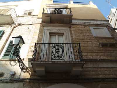 Spostando l�attenzione invece sul balcone che affaccia su via Roma...